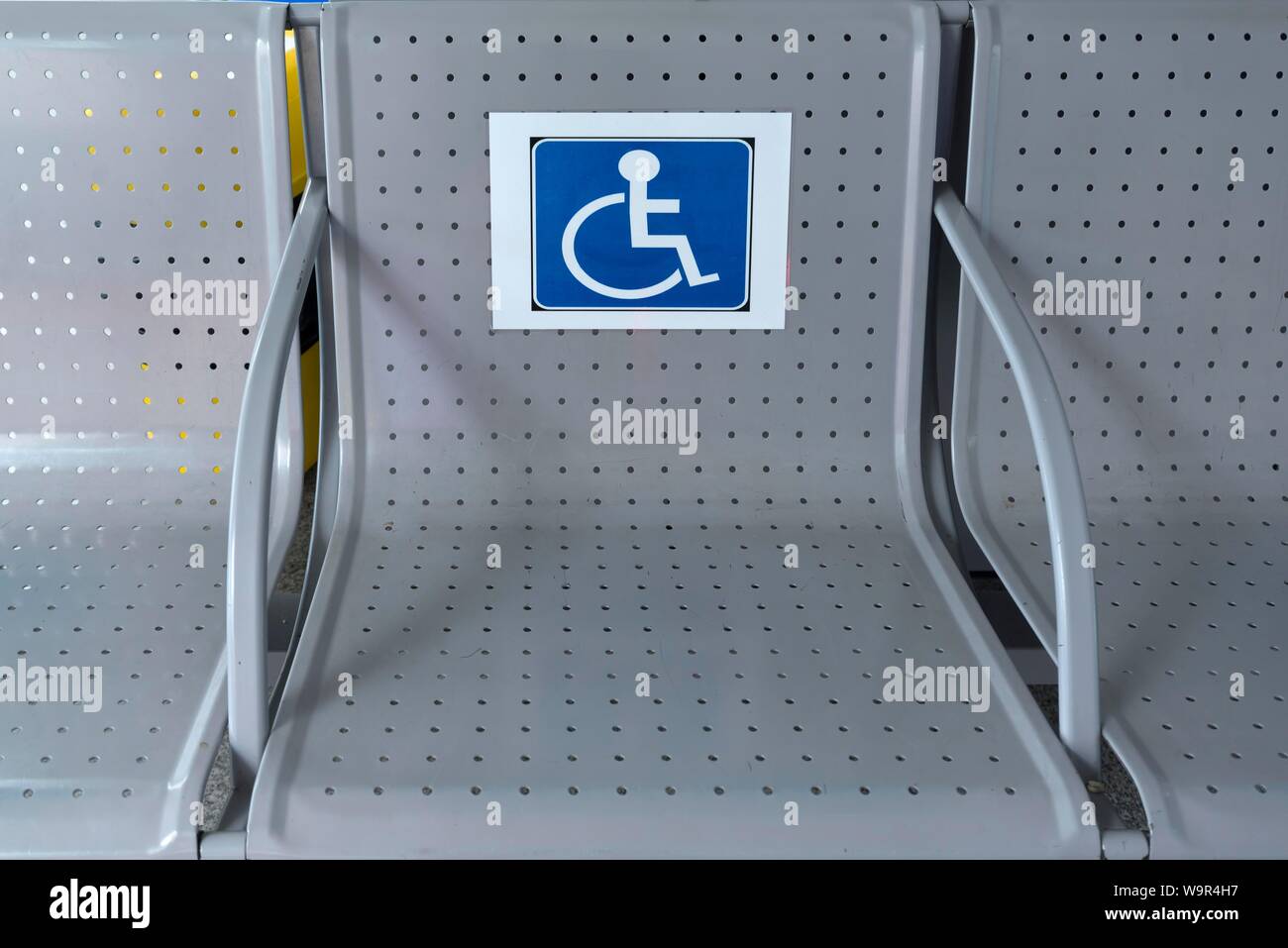 Etichettatura, sedile per persone disabili, Romania Foto Stock