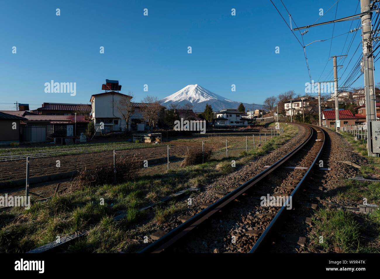 I binari della ferrovia, back vulcano Mt. Fuji, Fujiyoshida, Prefettura di Yamanashi, Giappone Foto Stock