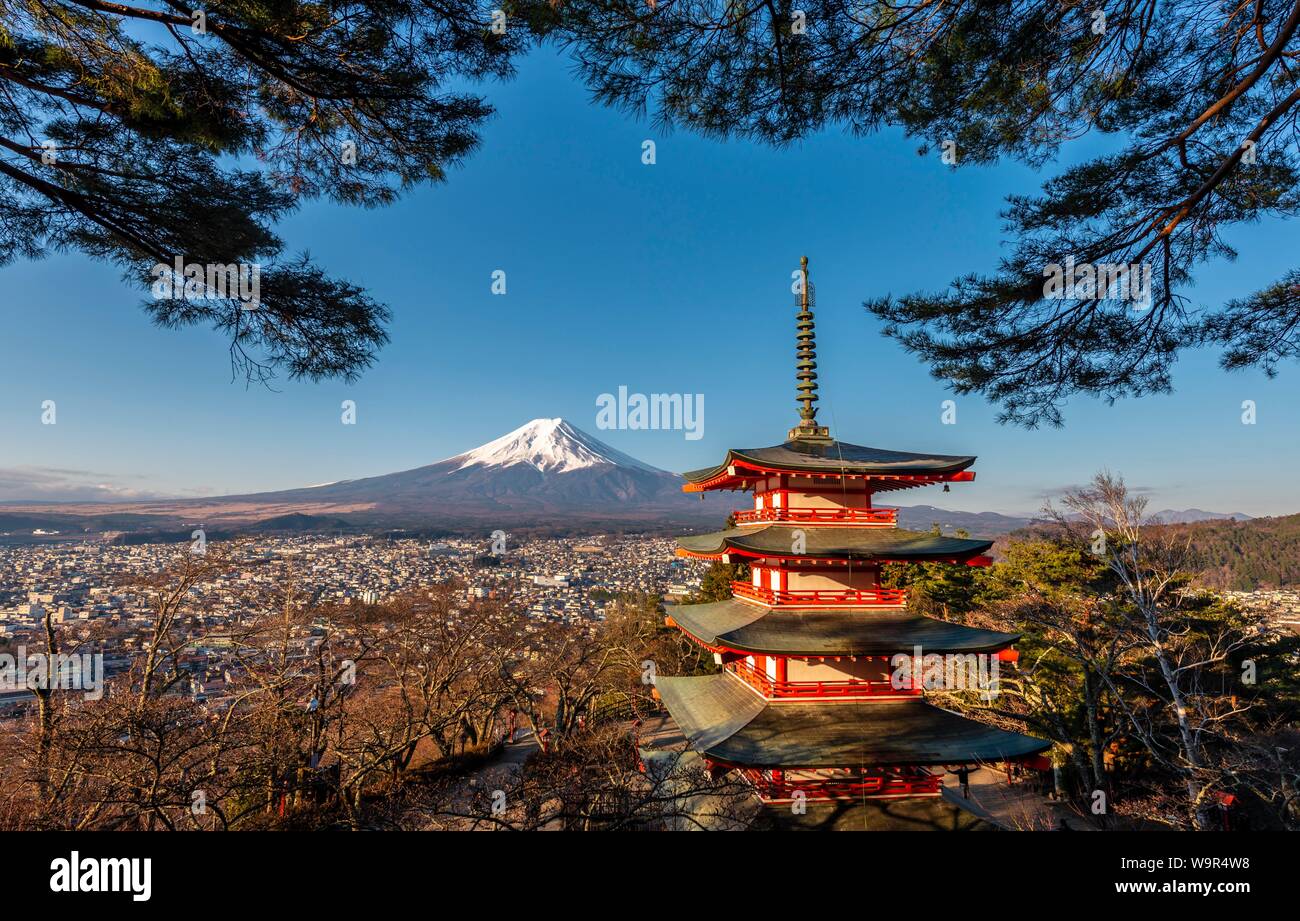 Cinque piani pagoda Pagoda Chureito, con vedute di Fujiyoshida City e il Monte Fuji vulcano al sole di mattina, Prefettura di Yamanashi, Giappone Foto Stock
