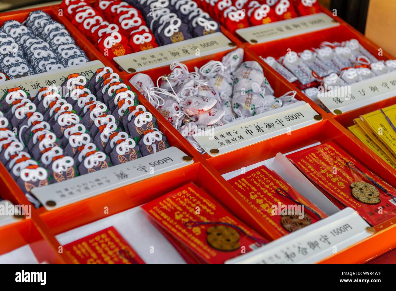 Amuleti per la vendita, Santuario di Hakone, lo Shintoismo, Hakone, Fuji-Hakone-Izu National Park, Giappone Foto Stock
