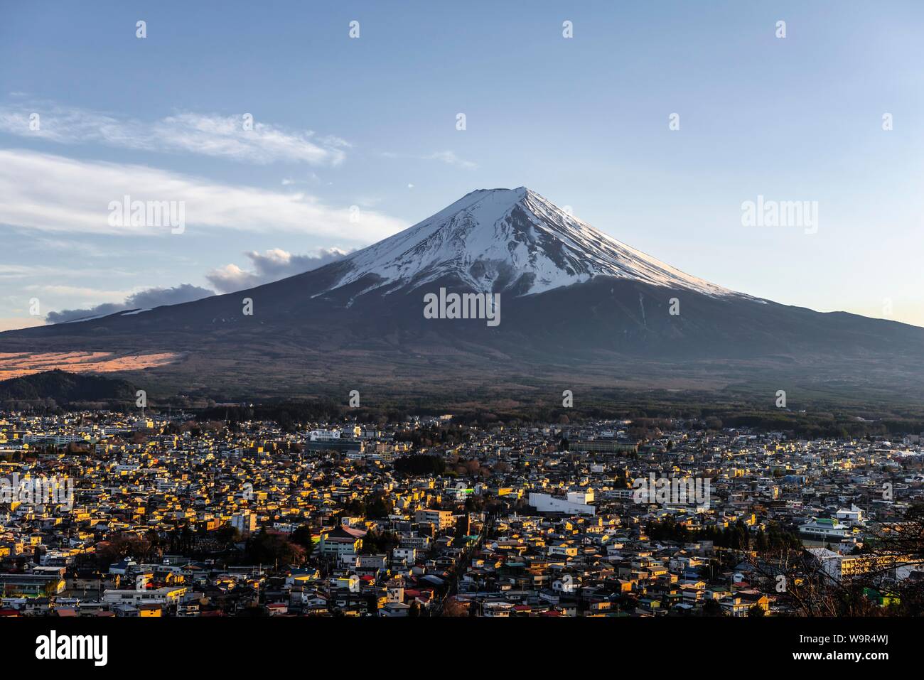 Vista sulla città Fujiyoshida e il Monte Fuji Vulcano, Prefettura di Yamanashi, Giappone Foto Stock