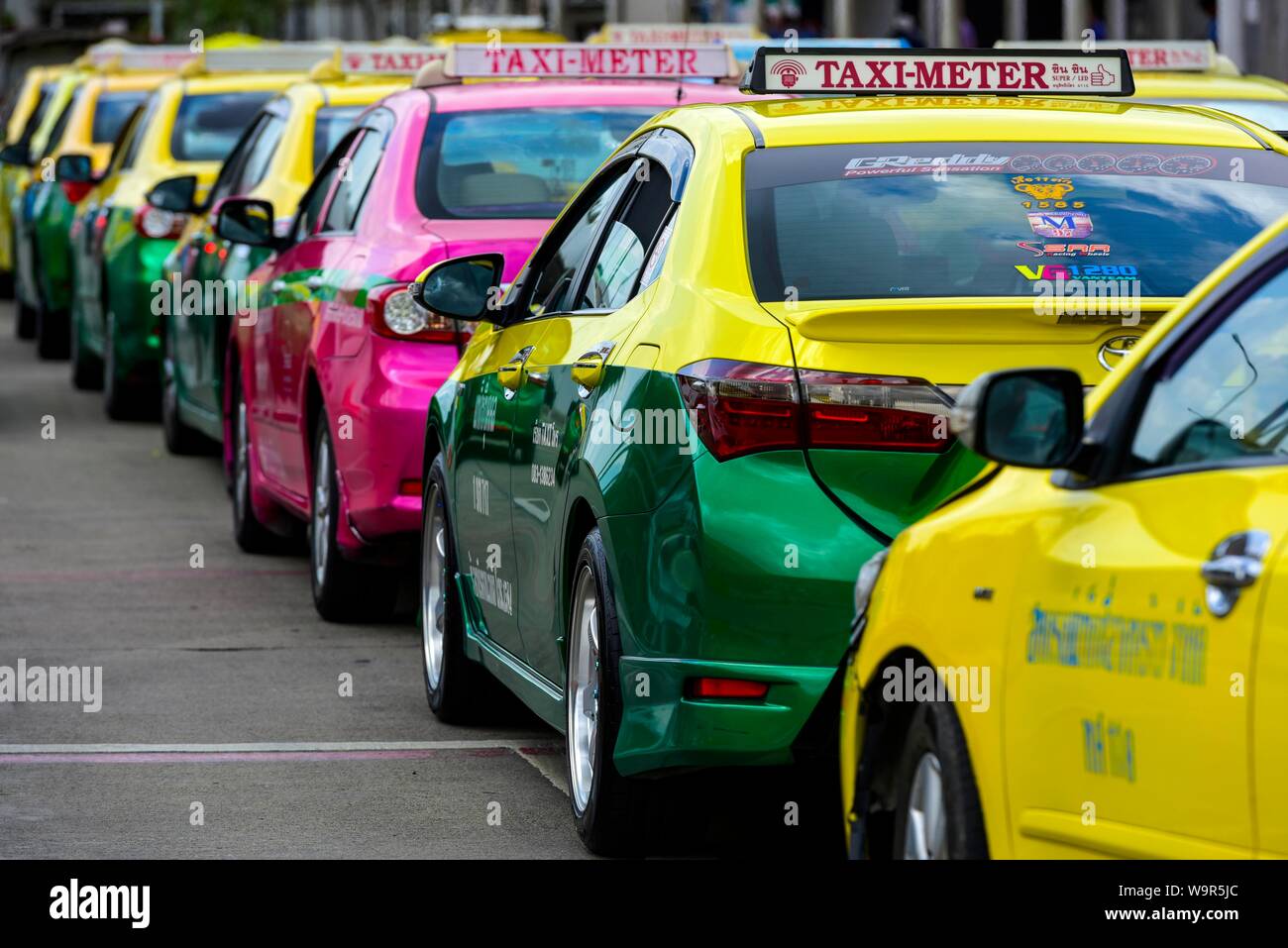 Ci sono molti taxi in fila, Bangkok, Thailandia Foto Stock