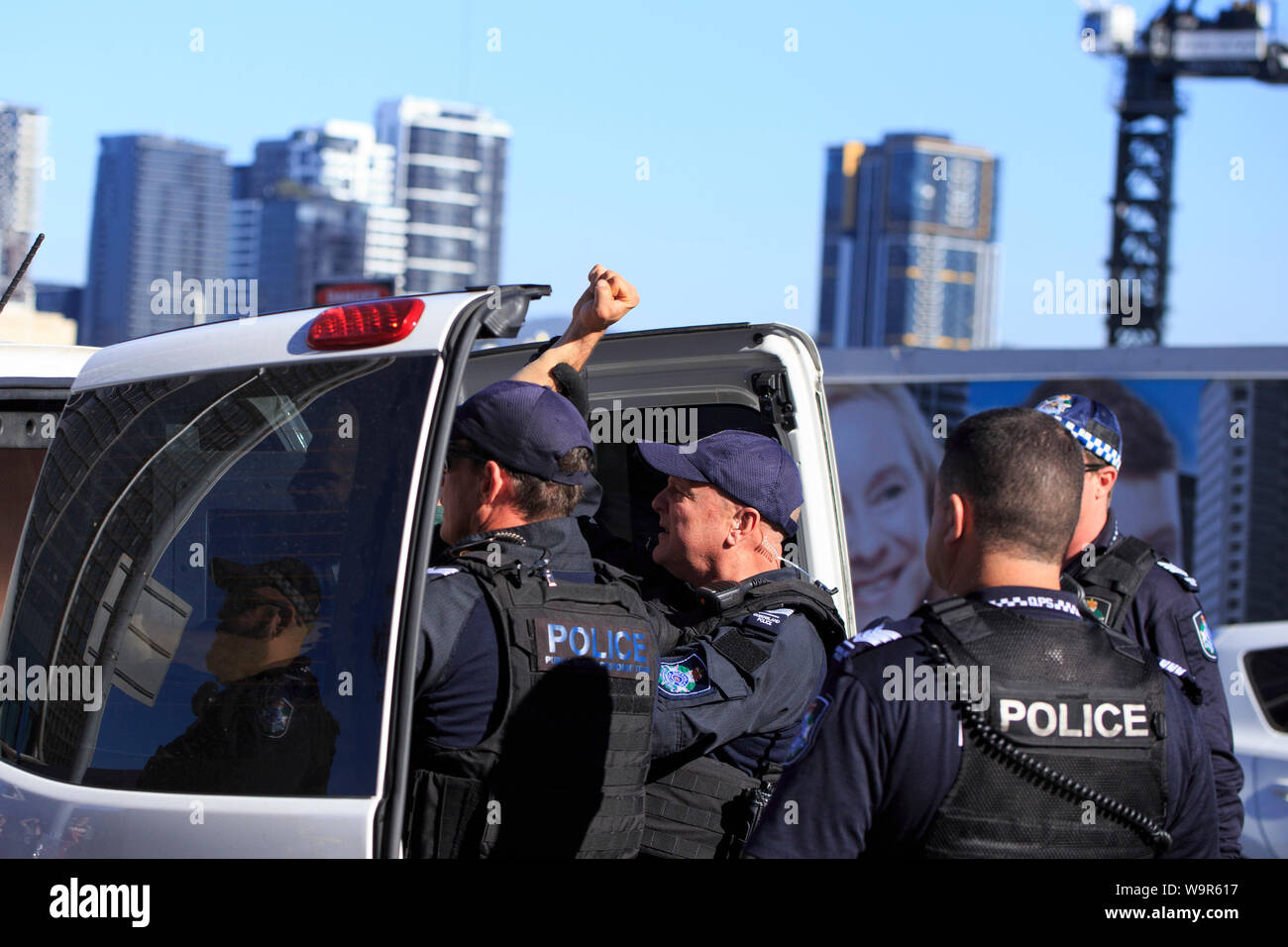 La polizia limitare un manifestante arrestato durante la ribellione di estinzione Brisbane protesta martedì 6 agosto 2019. Foto Stock