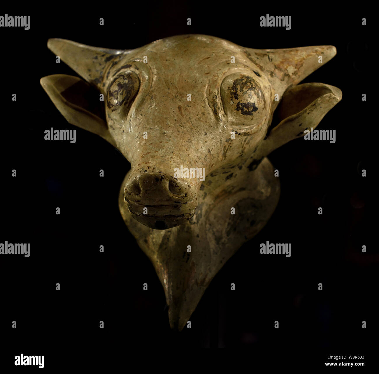 Rhyton con bull Terracotta testa H. 16.40 cm. ; L.: 16 cm. Ultimi Minoan III A - III B (1400 - 1200 BC) Vaso appartengono a mobili funerario scoperto in Ligortynos, nella pianura di Messara. Prodotti durante la creta è stata sotto regola micenea. Probabilmente utilizzato per libagioni, presenta una bocca sulla parte superiore del cranio di animale e un'altra apertura. Foto Stock