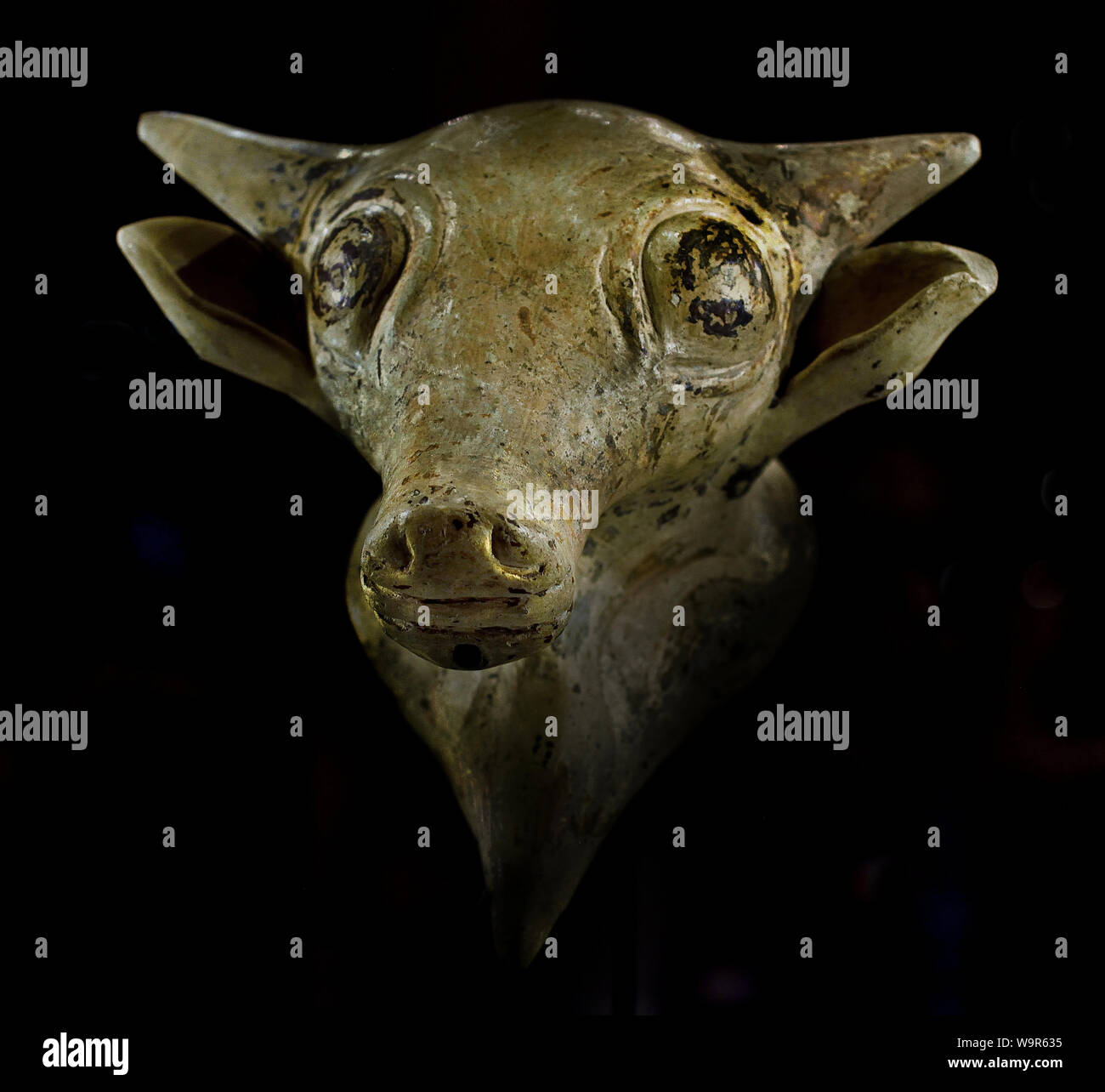 La donna seduta indossando un pôlos 550 - 520 A.C. Camiros de Rhodes ( Mileto Terracotta ) H. 20 cm. ; L. 7 cm. Seduto donne, con le loro mani sulle ginocchia, è stato creato nella prima metà del VI secolo A.C. come modelli di grandi statue come le tre statue funerario dalla necropoli di Mileto . Il greco in Grecia. Foto Stock