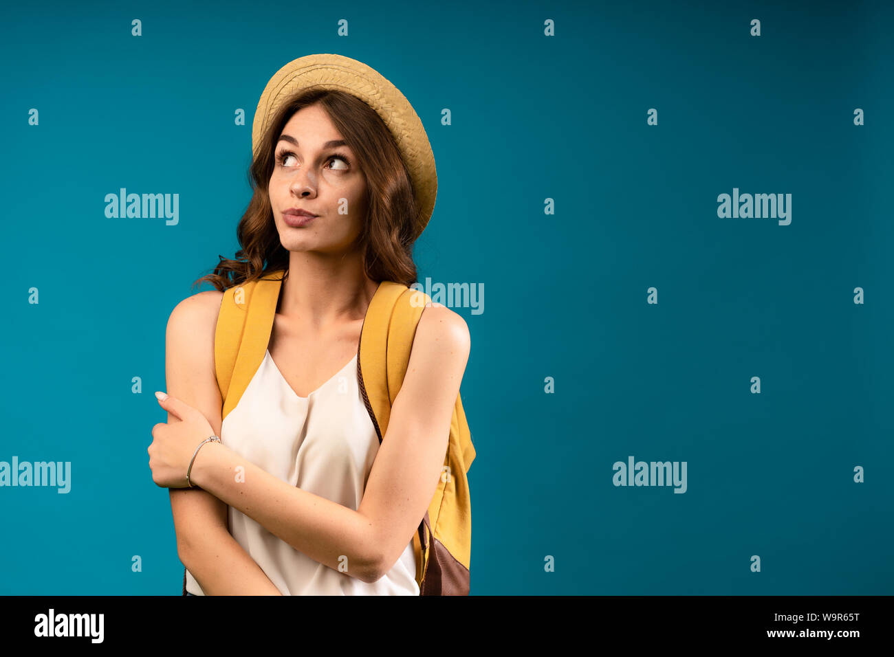 Scettico young lady non è sicuro di cosa fare. Ella ha focalizzato grimace, indossando il bianco usura formale, in piedi sul puro sfondo blu Foto Stock Scettico young lady non è sicuro di cosa fare. Ella ha focalizzato grimace, indossando il bianco usura formale, in piedi sul puro sfondo blu Foto Stock