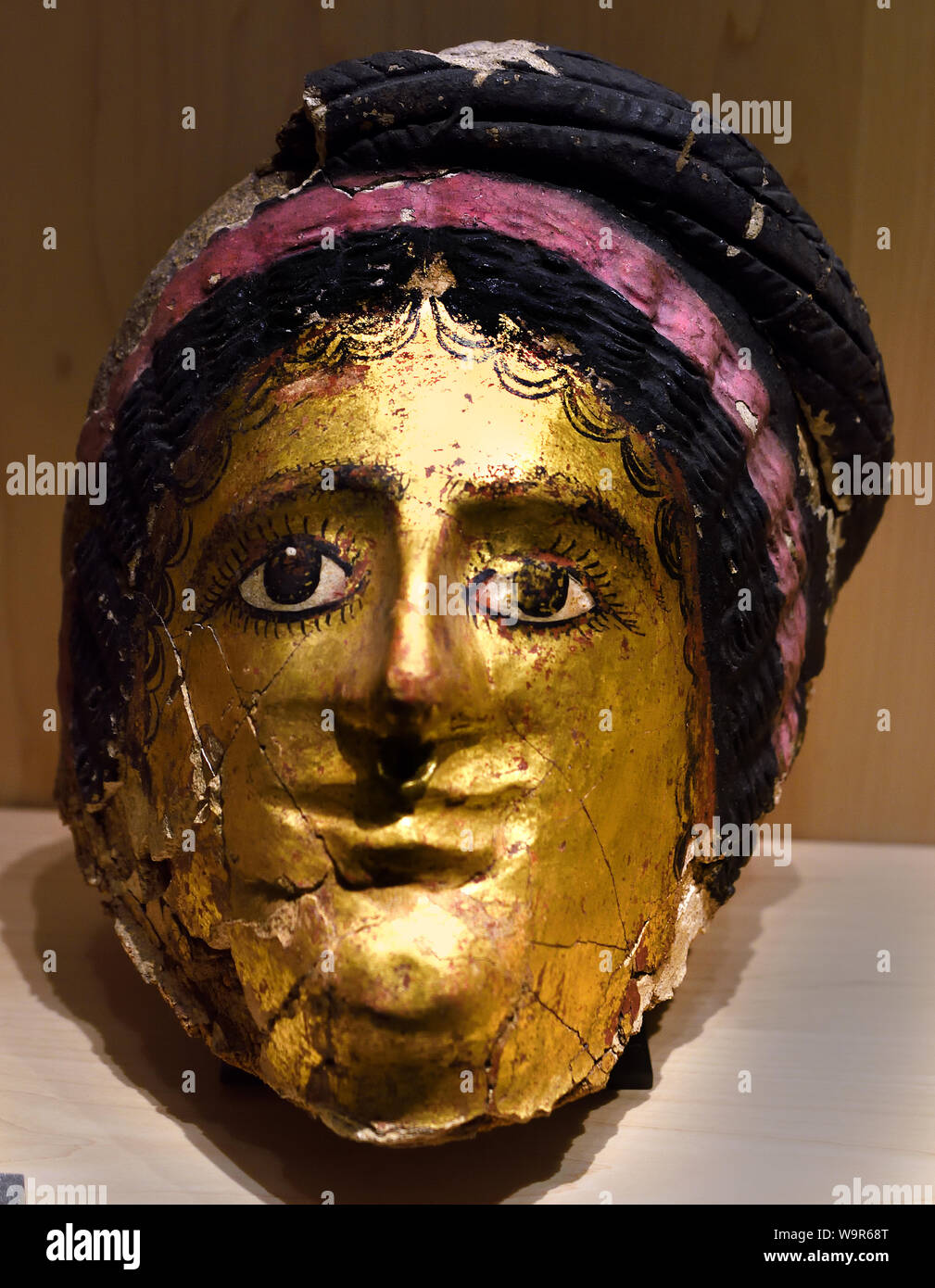 Maschera della mummia del I secolo A.C. - II secolo D.C. Egitto Tebe verniciato e cartoncino oro, Egitto, egiziano. Foto Stock