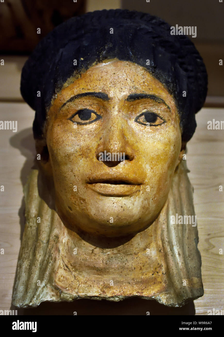 Donna maschera del II secolo D.C. Panopolis (Akhmim Egitto) verniciato e stucco dorato , maschera di mummie, Egitto, egiziano. Foto Stock