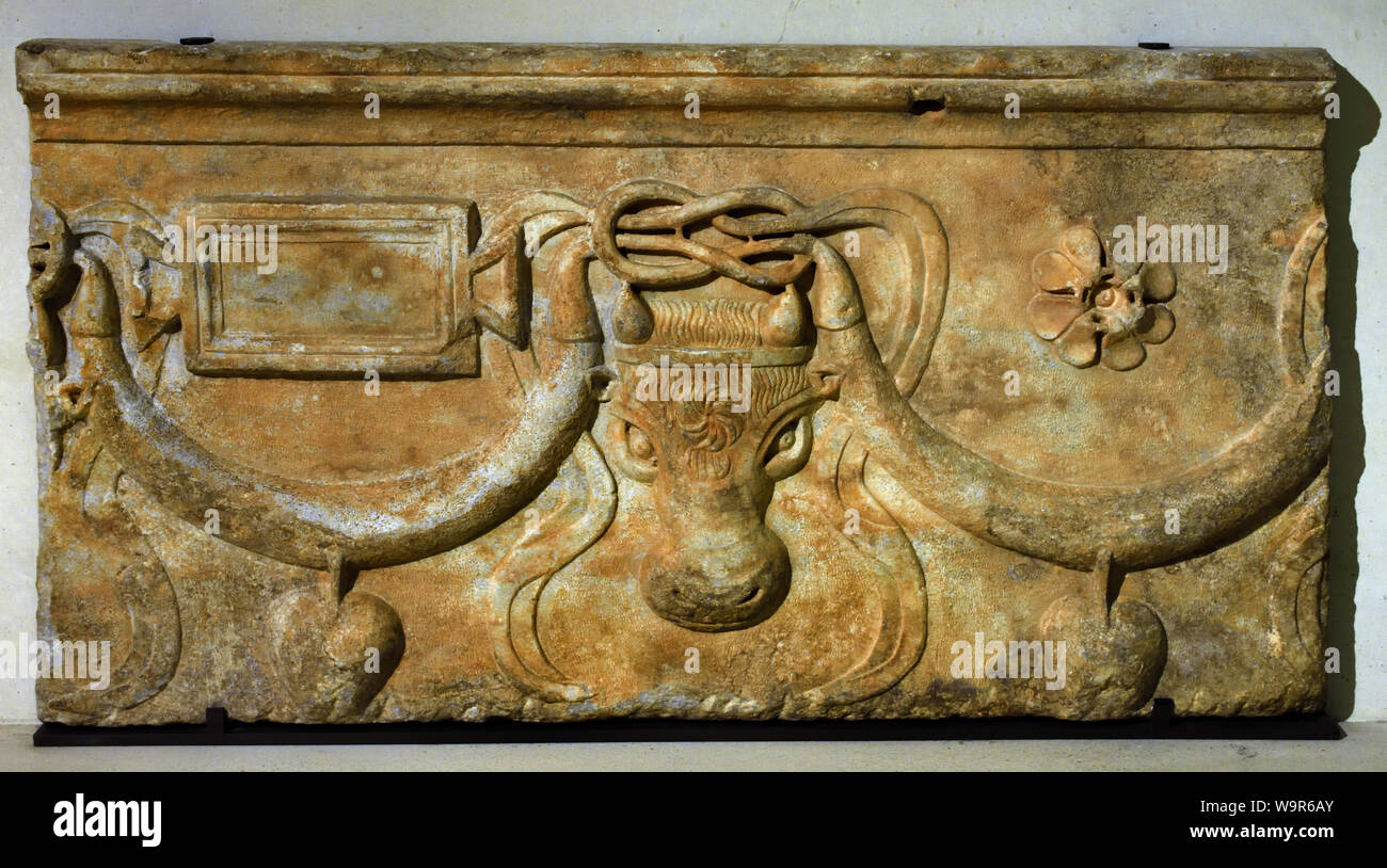 Frammento di una ciotola di sarcofago romano decorata con ghirlande e un bucranio (II – inizio del III secolo d.C.) da Sidone, Libano, scolpito a rilievo nel marmo. Foto Stock
