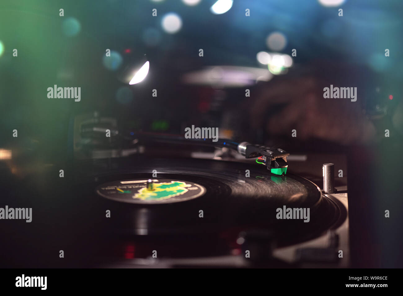 Dischi in Vinile in dance club con disc jockey Foto Stock