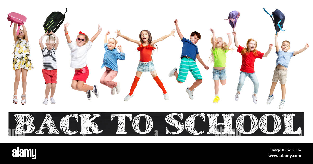 Gruppo di scuola elementare i bambini o gli studenti jumping in colorate abiti casual jumping isolato su bianco di sfondo per studio. Collage creativi. Si torna a scuola, l'istruzione, il concetto di infanzia. Foto Stock