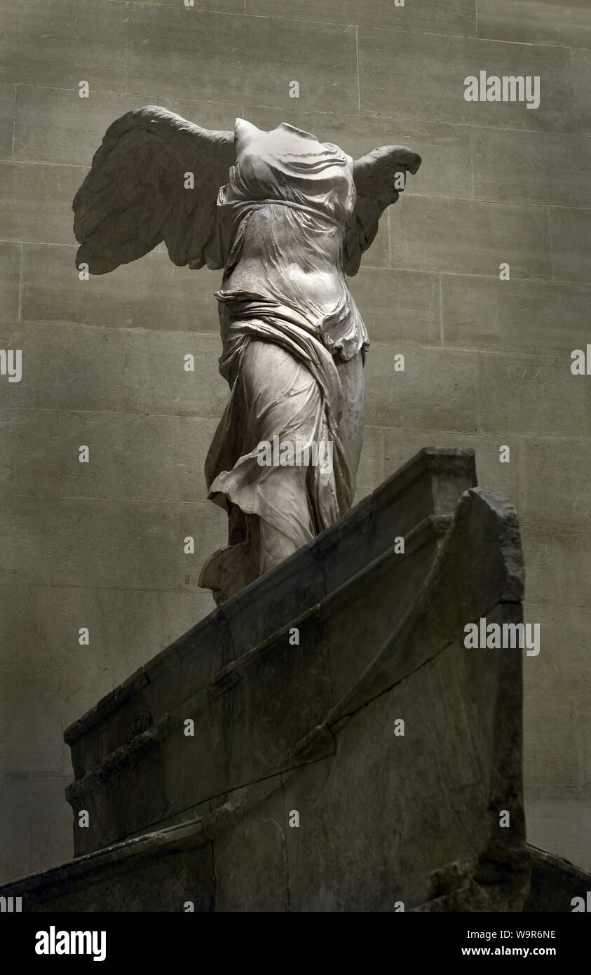 La Vittoria Alata di Samotracia o la Nike alata 200 BC-190 BC Parian marble dimensioni 244 cm (96 in) dal Louvre di Parigi ( capolavoro della scultura ellenistica greco) Foto Stock