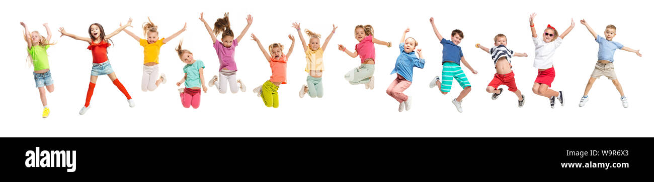 Gruppo di scuola elementare i bambini o gli studenti jumping in colorate abiti casual jumping isolato su bianco di sfondo per studio. Collage creativi. Si torna a scuola, l'istruzione, il concetto di infanzia. Foto Stock