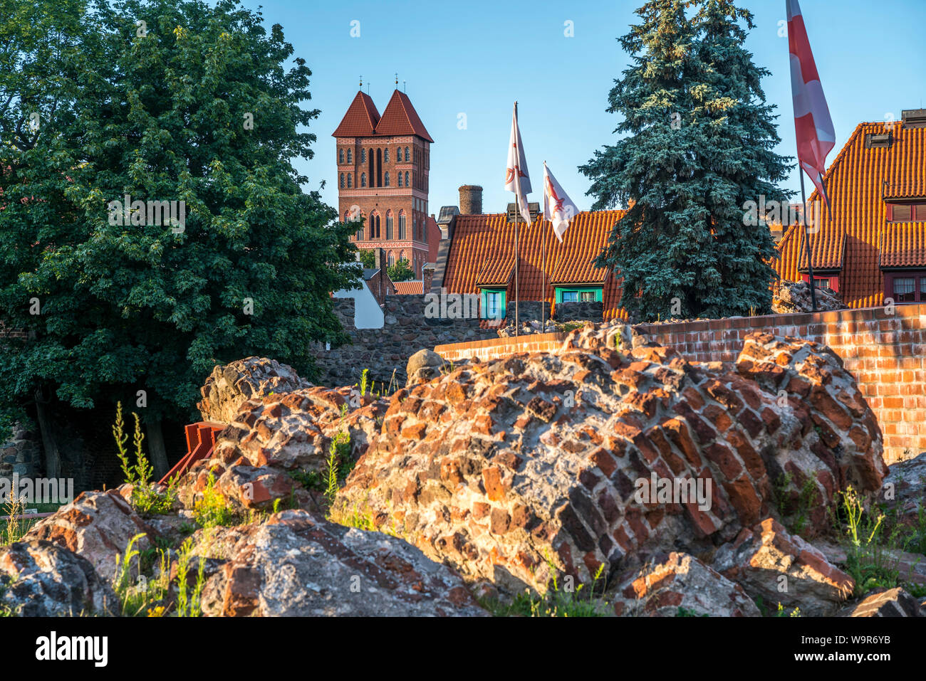 Ruine der Ordensburg Thorn des Deutschen Ritterordens und die Jakobskirche, Torun, Polen, Europa | Le rovine del castello di Toruñ dell'Ordine Teutonico Foto Stock