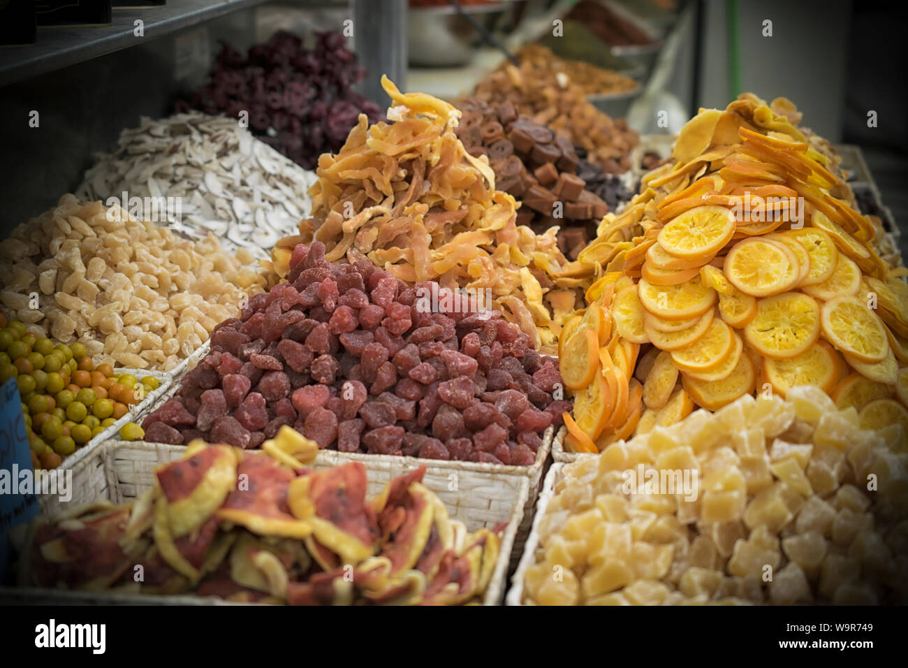 Colorato assortimento di frutta secca su un mercato in stallo Foto Stock