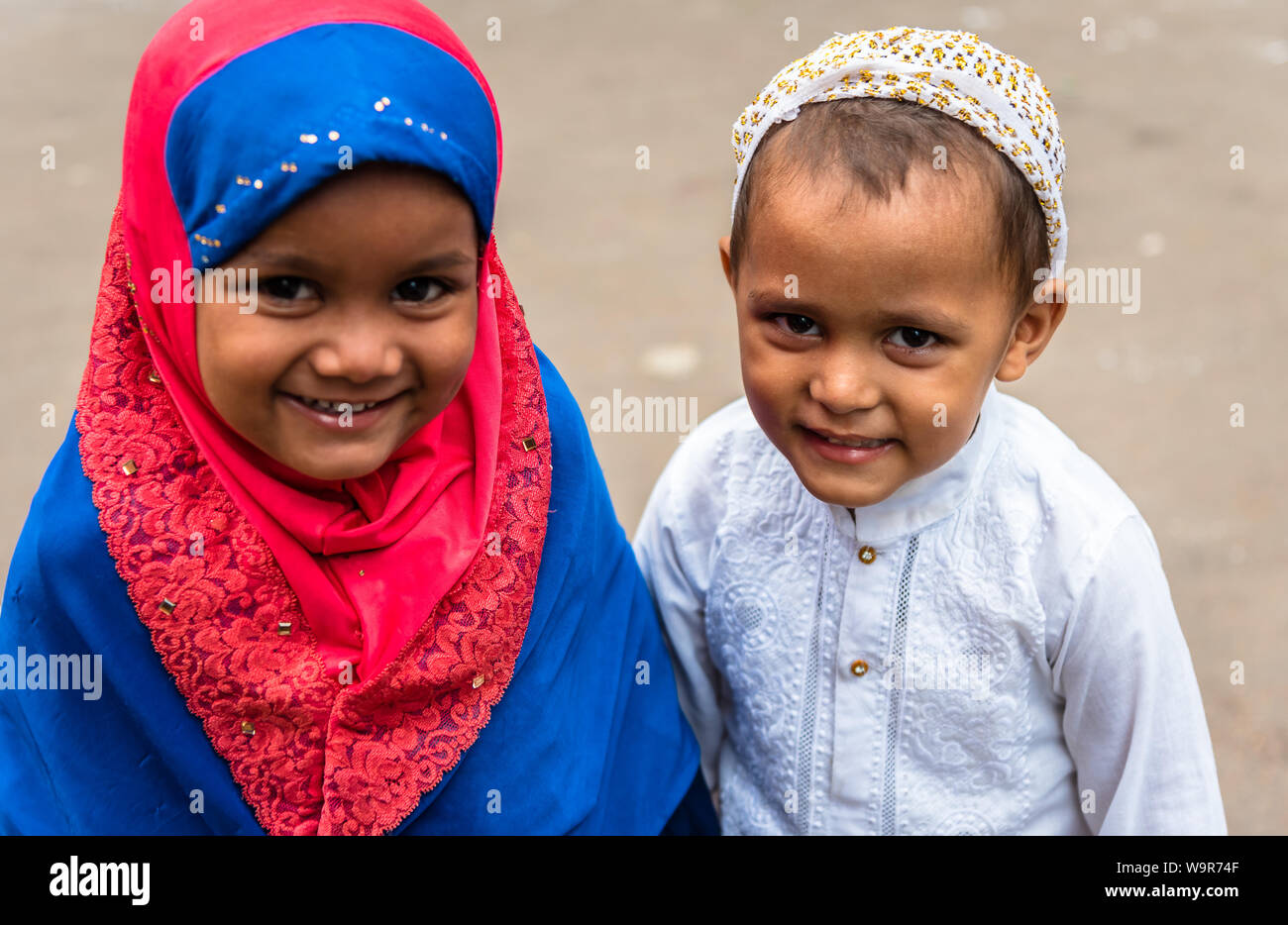 Kolkata, West Bengal/ India - agosto 12,2019. Due musulmani bambini carino sorridere di fronte alla telecamera. Foto Stock