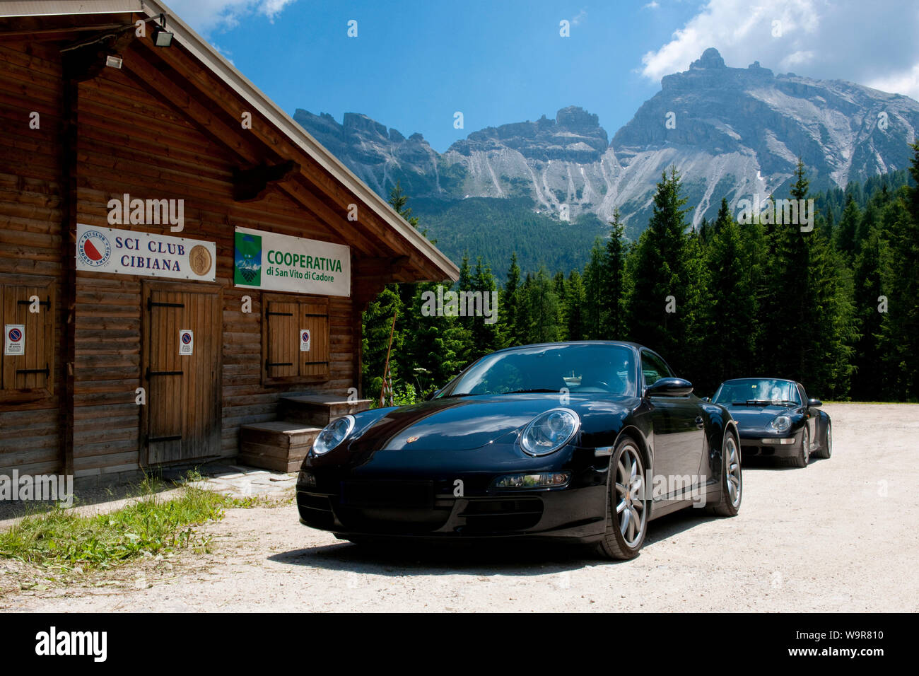 Porsche a Cibiana Pass, San Vito di Cadore, provincia di Belluno, Veneto, Italia, Europa Foto Stock