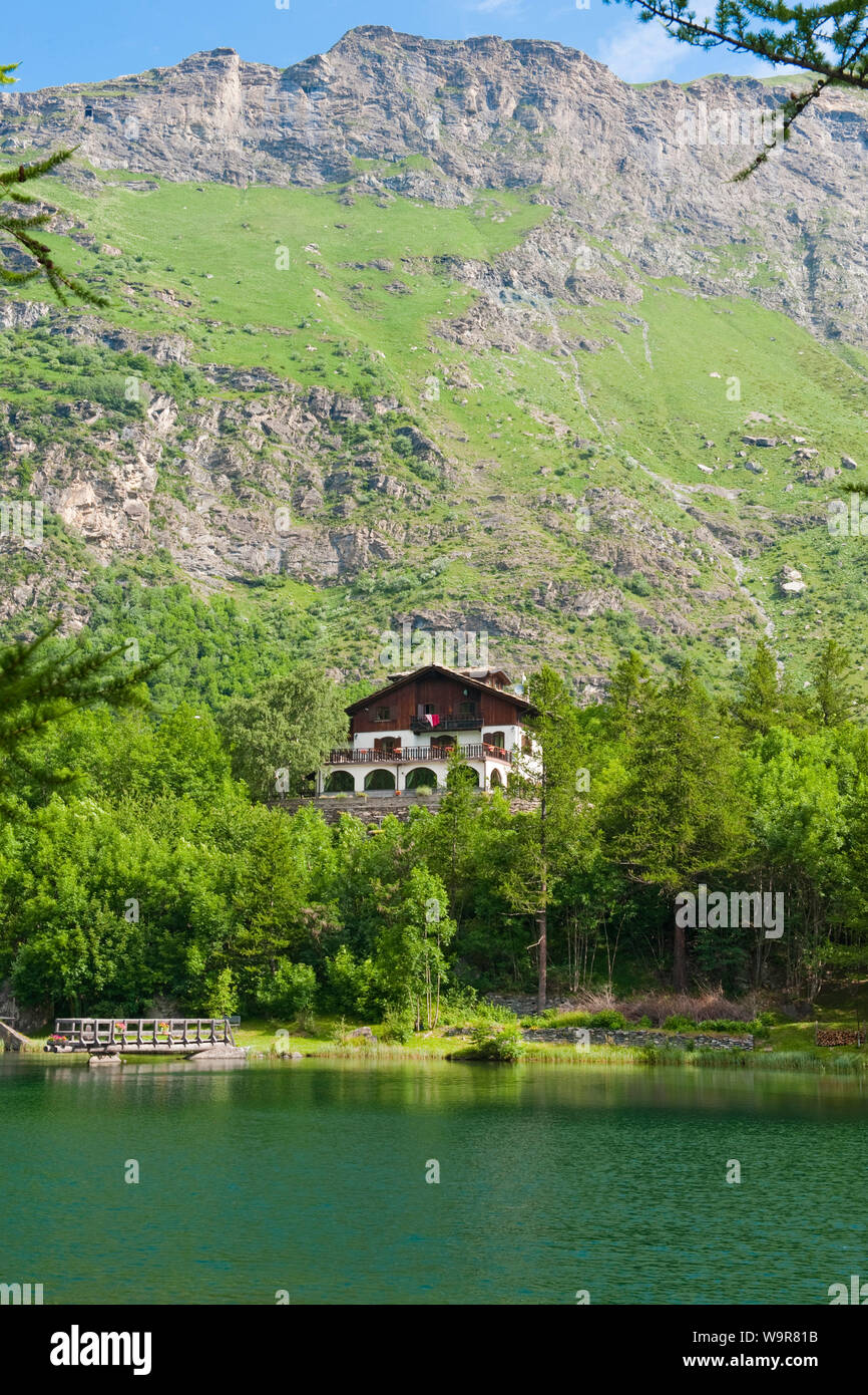 Chalet, lago di montagna, Lago Grande, Moncenisio, Piemonte, Italia, Alpes, Europa Foto Stock