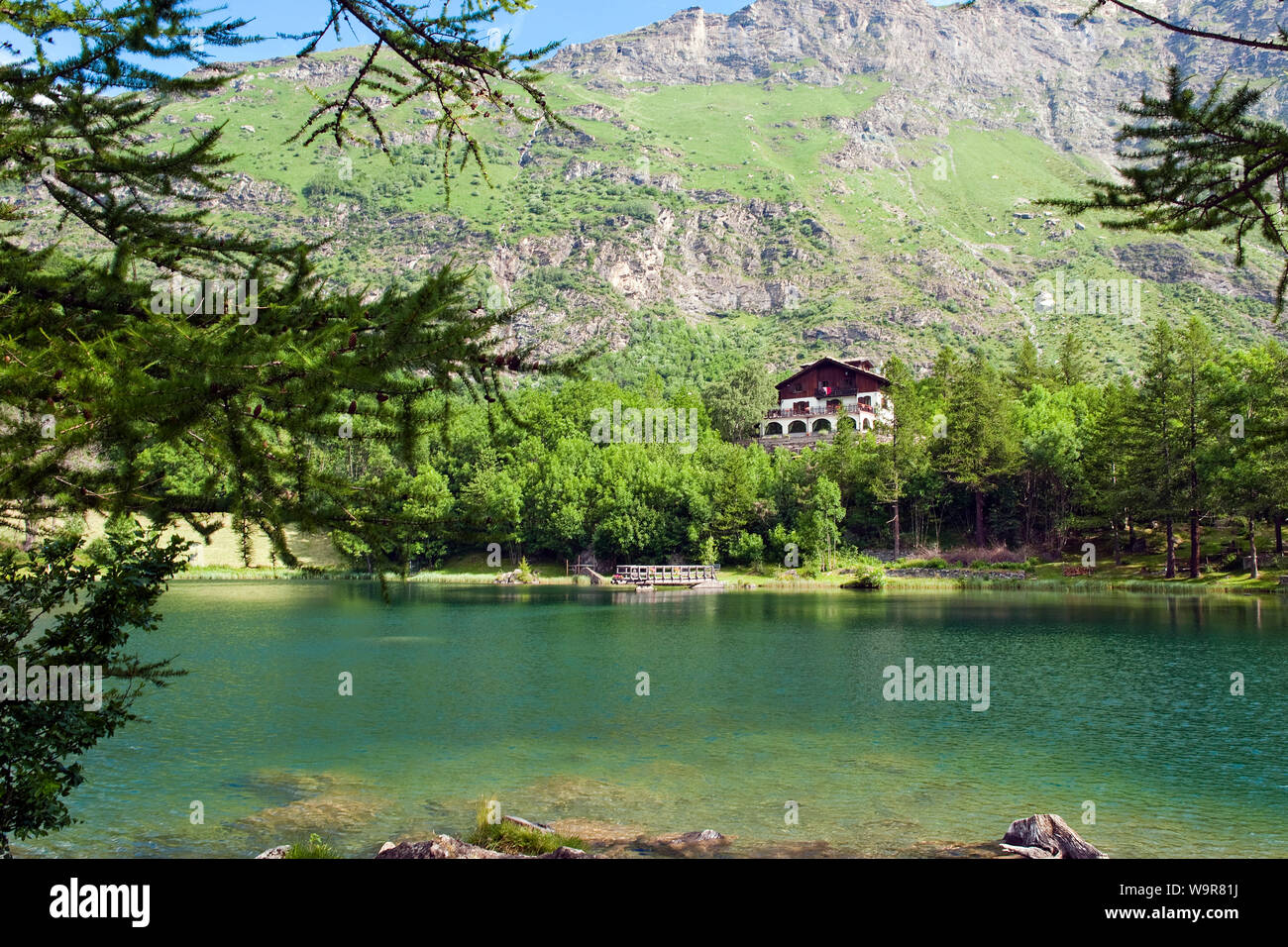 Chalet, lago di montagna, Lago Grande, Moncenisio, Piemonte, Italia, Alpes, Europa Foto Stock