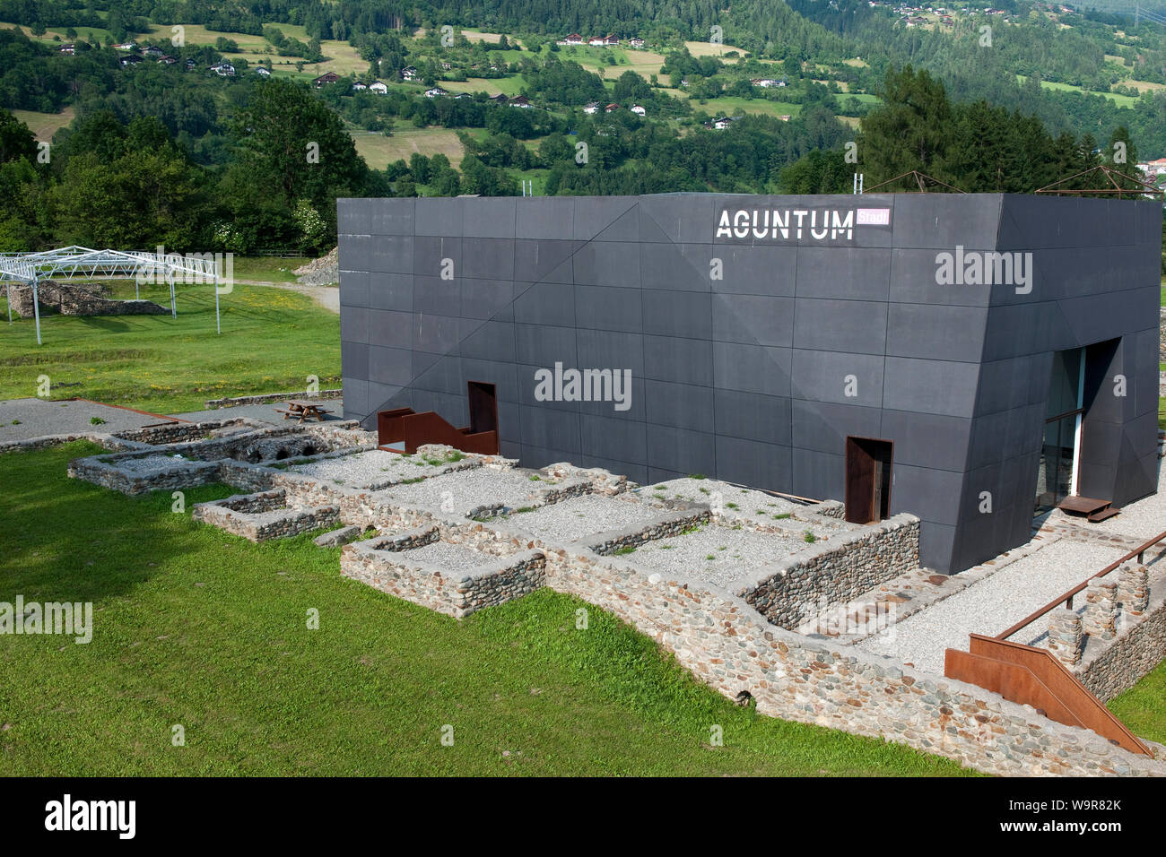 Edificio del museo e le rovine di Aguntum, Municipium Claudium Aguntum, la rovina del villaggio romano, Doelsach, Lienz, il Tirolo orientale, Tirolo, Austria, Europa, Dölsach Foto Stock