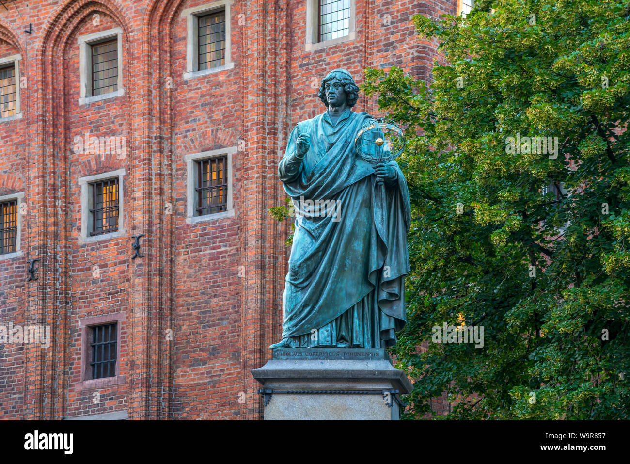 Nikolaus-Kopernikus-Denkmal vor dem Altstädtischen Rathaus, Torun, Polen, Europa | Niccolò Copernico monumento e il Vecchio Municipio, Torun, Polonia, Foto Stock