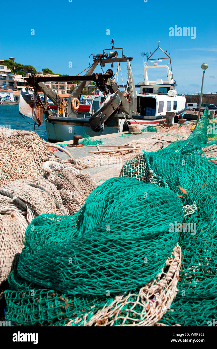 Porto di Cala Ratjada, Cala Rajada, fisherboat e net, mediterraneo, Mallorca, Spagna, Europa Foto Stock