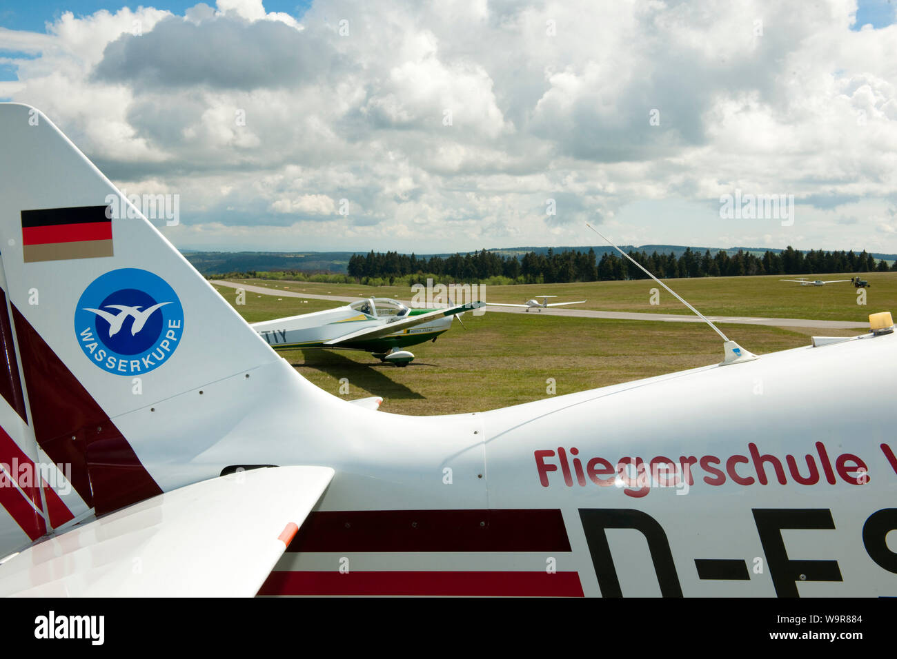Robin aeromobili, DR 400-180R Remo, avviato configurazione alare, piano per Glider tirare il lavoro, Wasserkuppe airfield, Gersfeld, Fulda Rhoen, Hesse, Germania Foto Stock