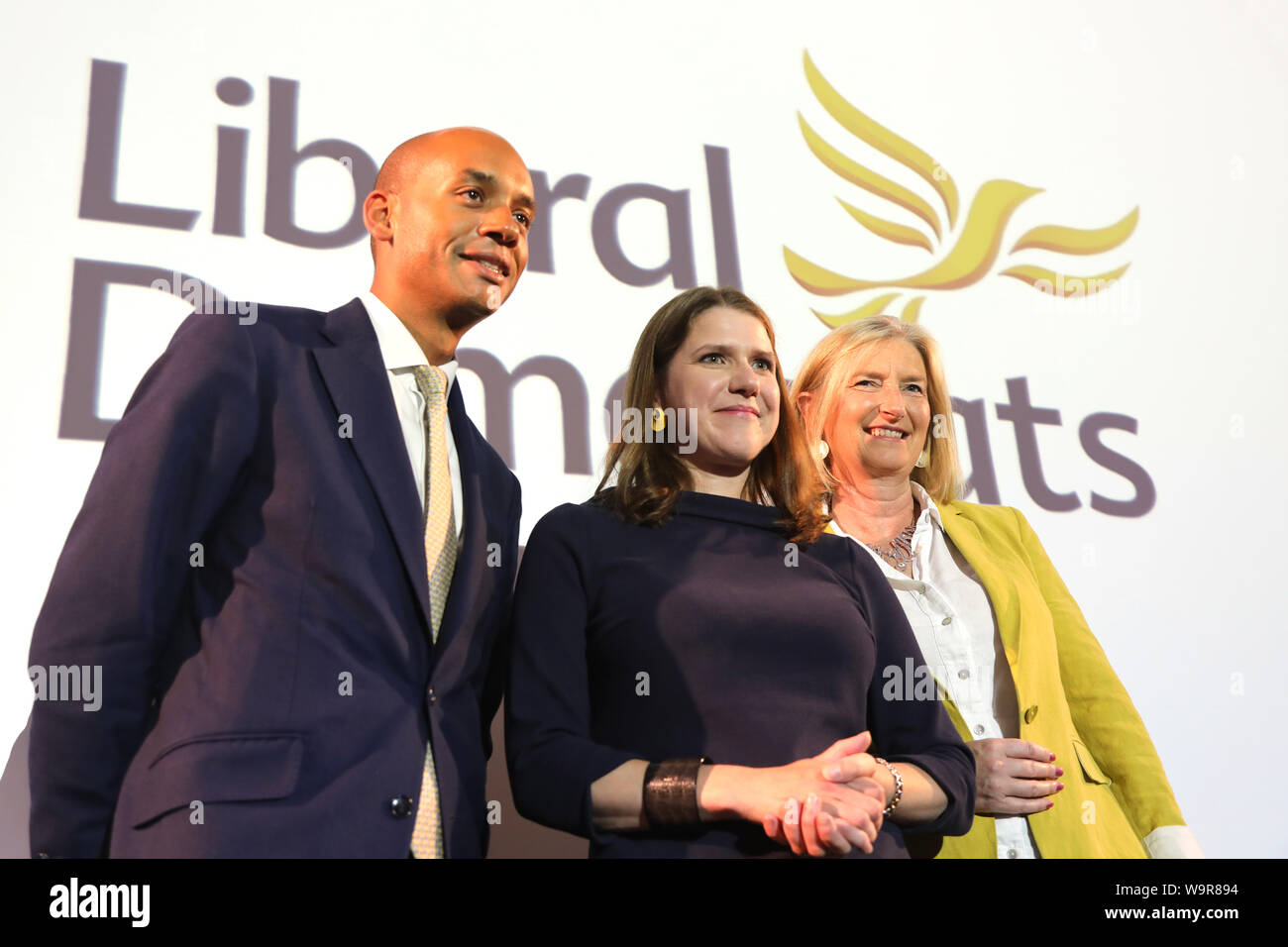 London / UK - Agosto 15, 2019: i liberali democratici leader Jo Swinson (C) pone con due reclute di recente il suo partito, MPs Chuka Umunna (L) e Sarah Wollaston (R), dopo la consegna di un discorso nel centro di Londra Foto Stock