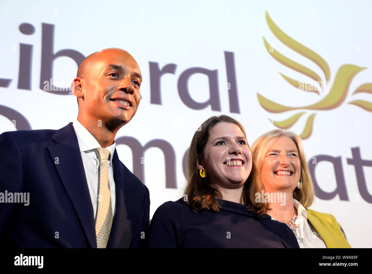 London / UK - Agosto 15, 2019: i liberali democratici leader Jo Swinson (C) pone con due reclute di recente il suo partito, MPs Chuka Umunna (L) e Sarah Wollaston (R), dopo la consegna di un discorso nel centro di Londra Foto Stock