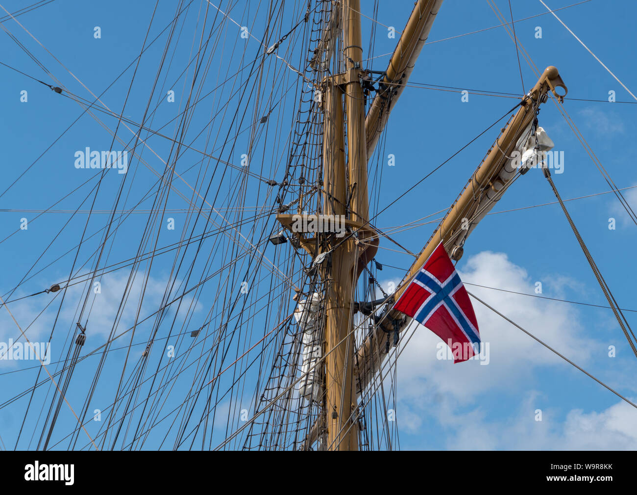 Rigging sul montante di una nave in preparazione per la Tall Ship Race 2019 nel porto di Bergen, Norvegia, Scandinavia Foto Stock