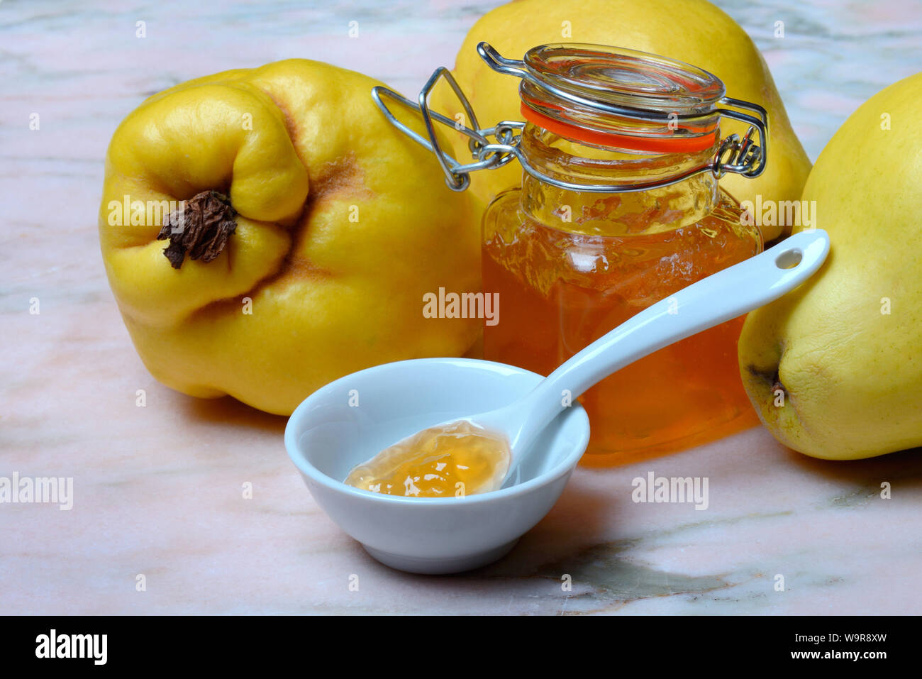 In Quittengelee Loeffel, Quitten, Cydonia oblonga Foto Stock