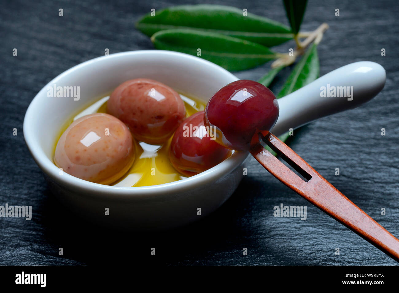 Olivenoel und Oliven in Schaelchen, Griechische Oliven aus Amphissa, Griechenland, Amphisis-Oliven Foto Stock