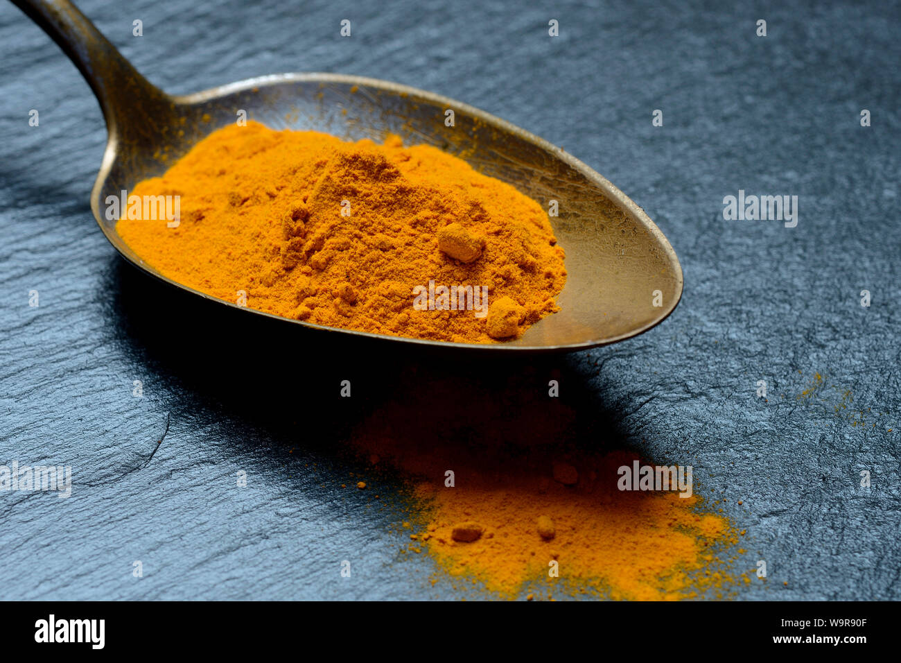 In Kurkumapulver Loeffel, Curcuma longa Foto Stock