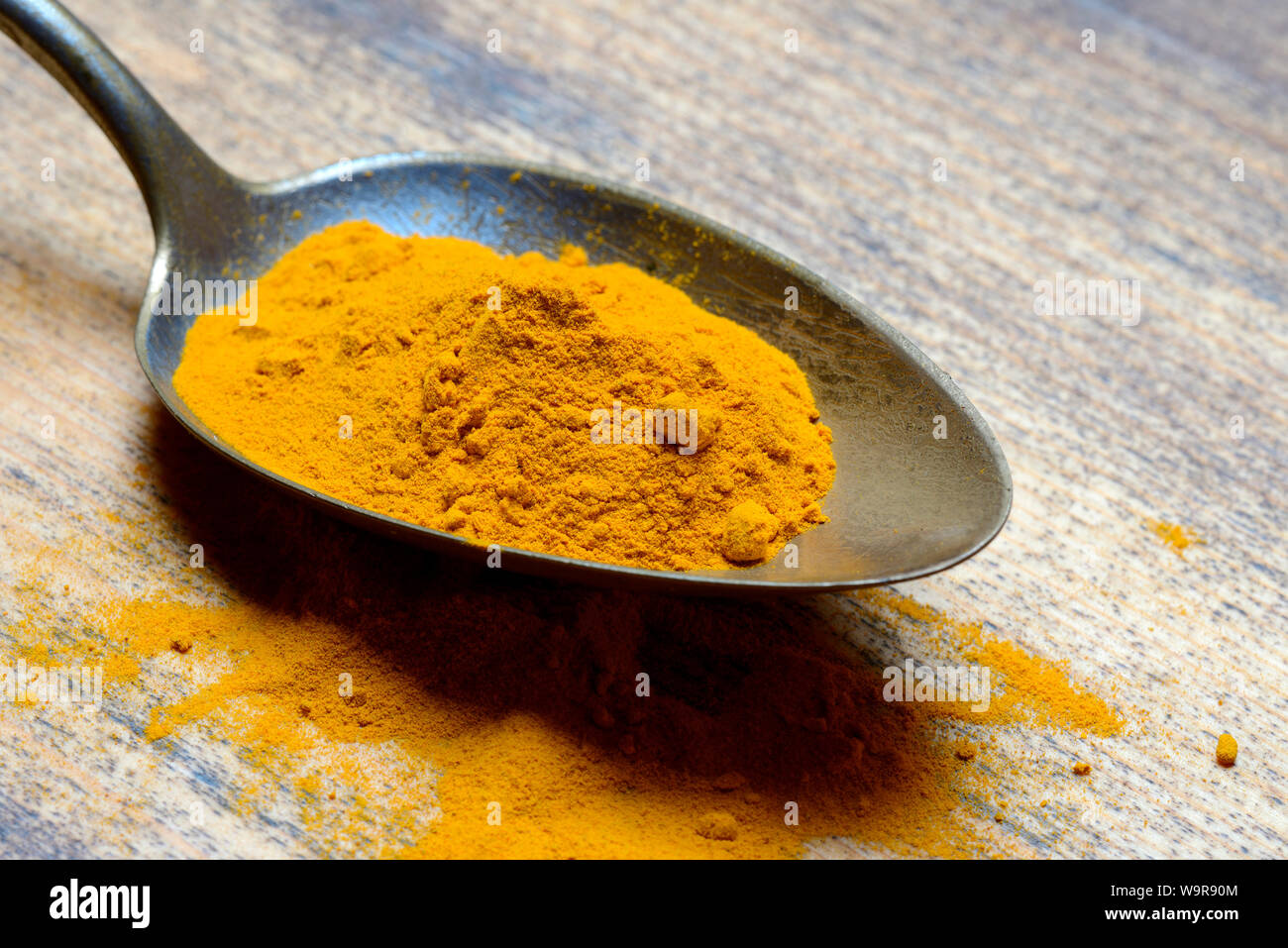 In Kurkumapulver Loeffel, Curcuma longa Foto Stock