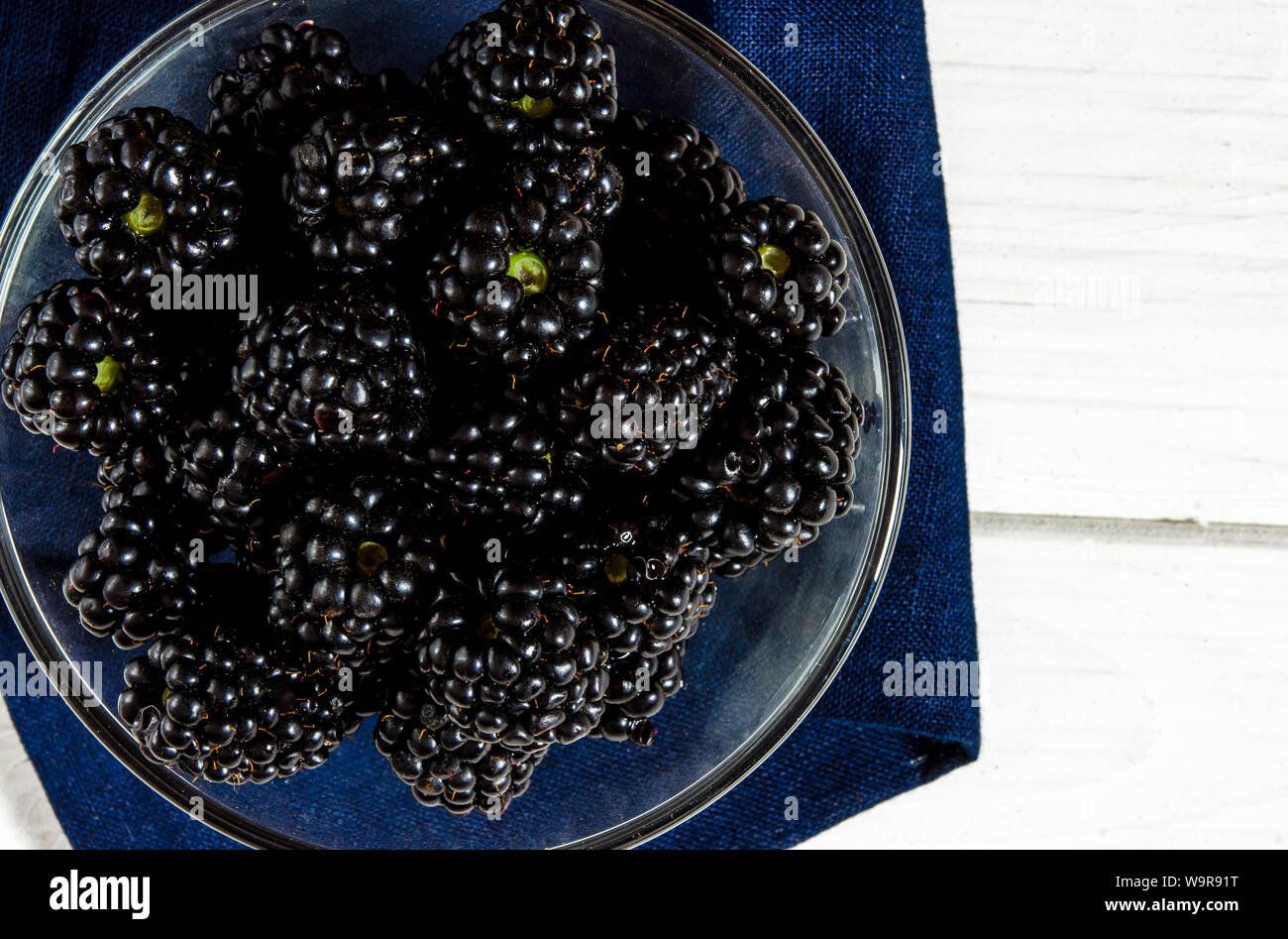 Un sacco di grandi succosa NERO bacche blackberry vicino. vista superiore Foto Stock