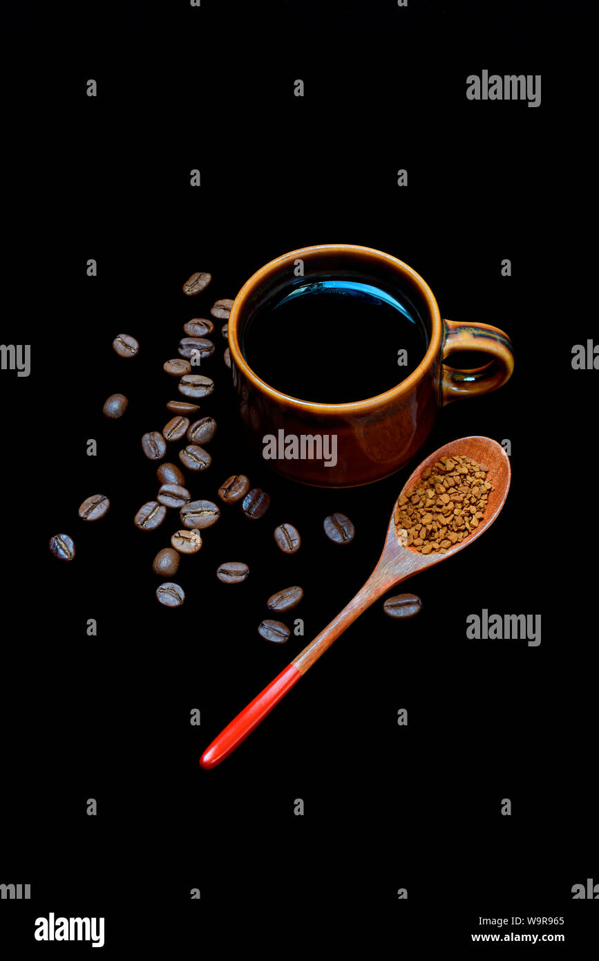 Kaffee in Kaffeetasse, Kaffeebohnen und Loeffel mit Instantkaffee, Coffea arabica Foto Stock