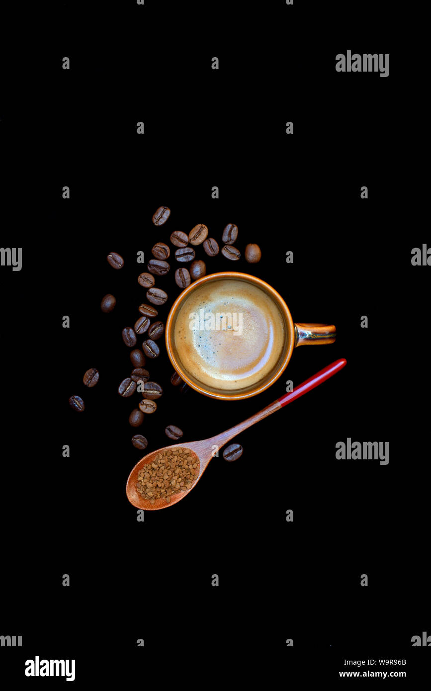 Kaffee in Kaffeetasse, Kaffeebohnen und Loeffel mit Instantkaffee, Coffea arabica Foto Stock