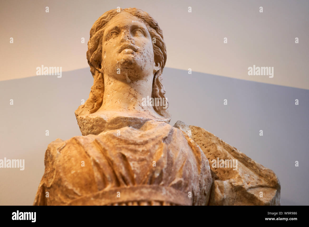 Frammenti di antiche sculture greche sul display in Delphi museum Foto Stock