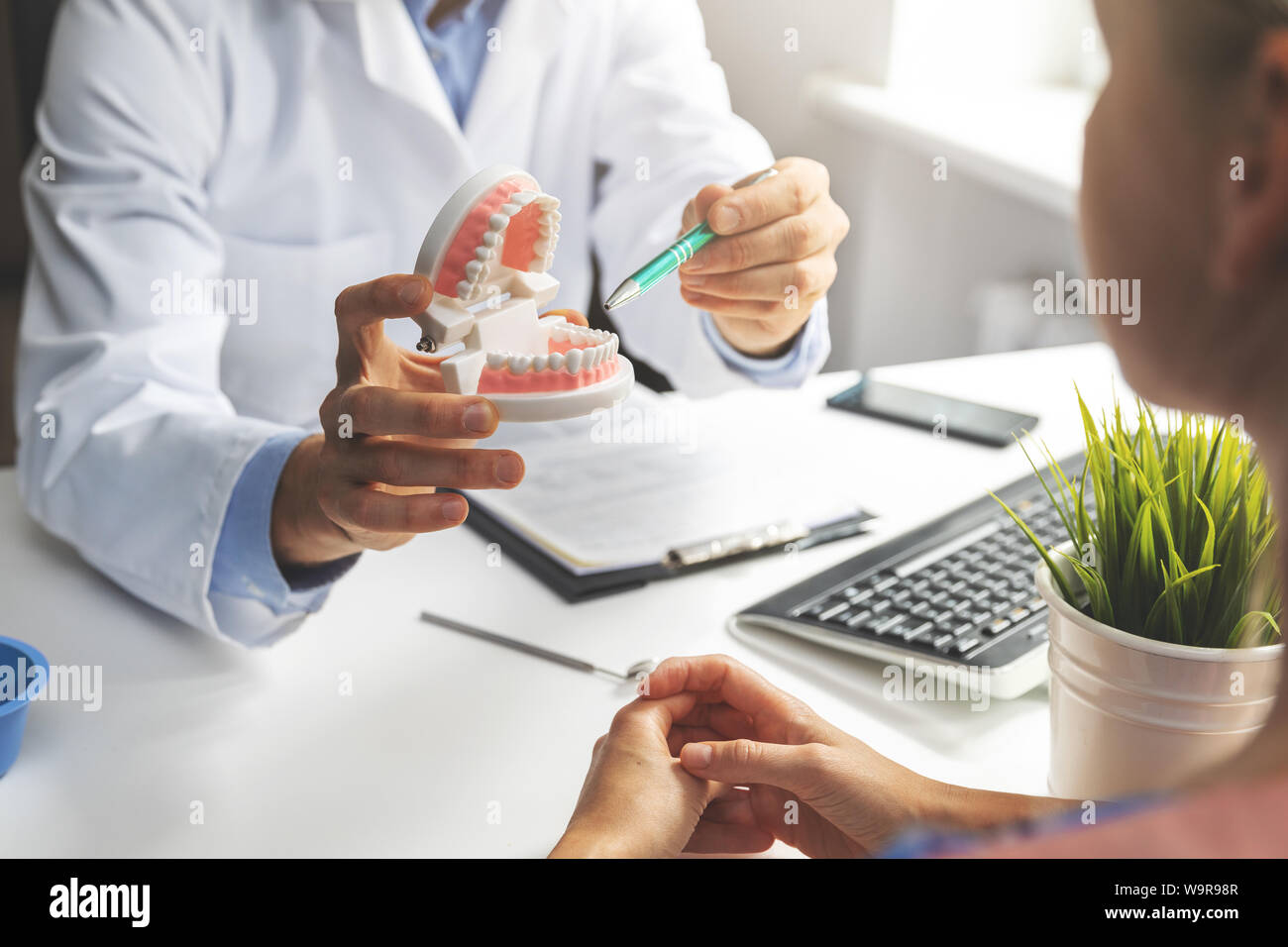 Consultazione del dentista - visita del paziente presso centri di cure dentarie office Foto Stock