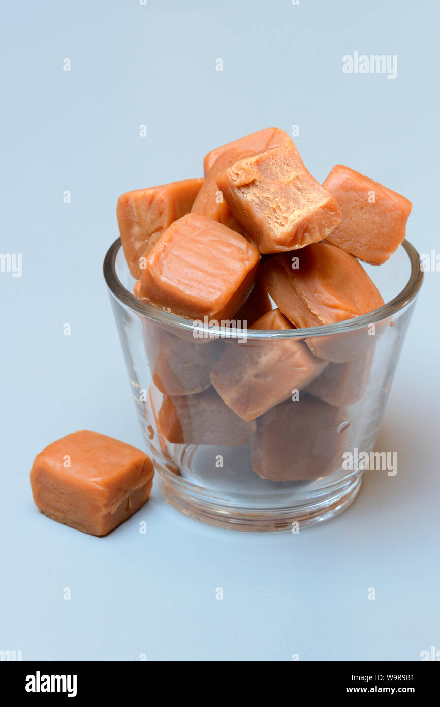 Englische Fudges, in Glas, Fudge, Karamell-Konfekt, Weichkaramell, Bonbon, angebissen, Caramelbonbon, Caramello Foto Stock