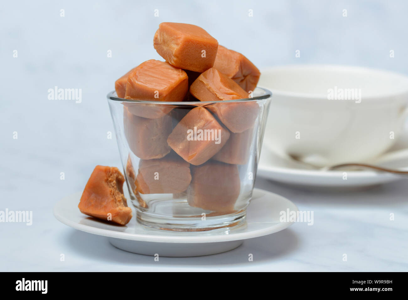 Englische Fudges, in Glas, Fudge, Karamell-Konfekt, Weichkaramell, Bonbon, angebissen, Caramelbonbon, Caramello Foto Stock