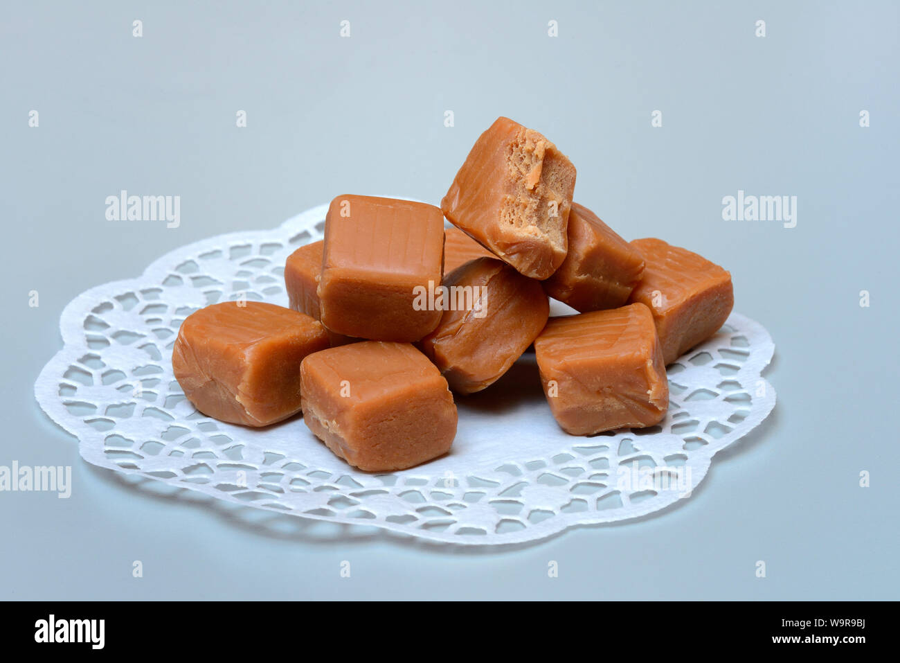 Englische Fudges, Fudge, Karamell-Konfekt, Weichkaramell, Bonbon, angebissen, Caramelbonbon, Caramello Foto Stock