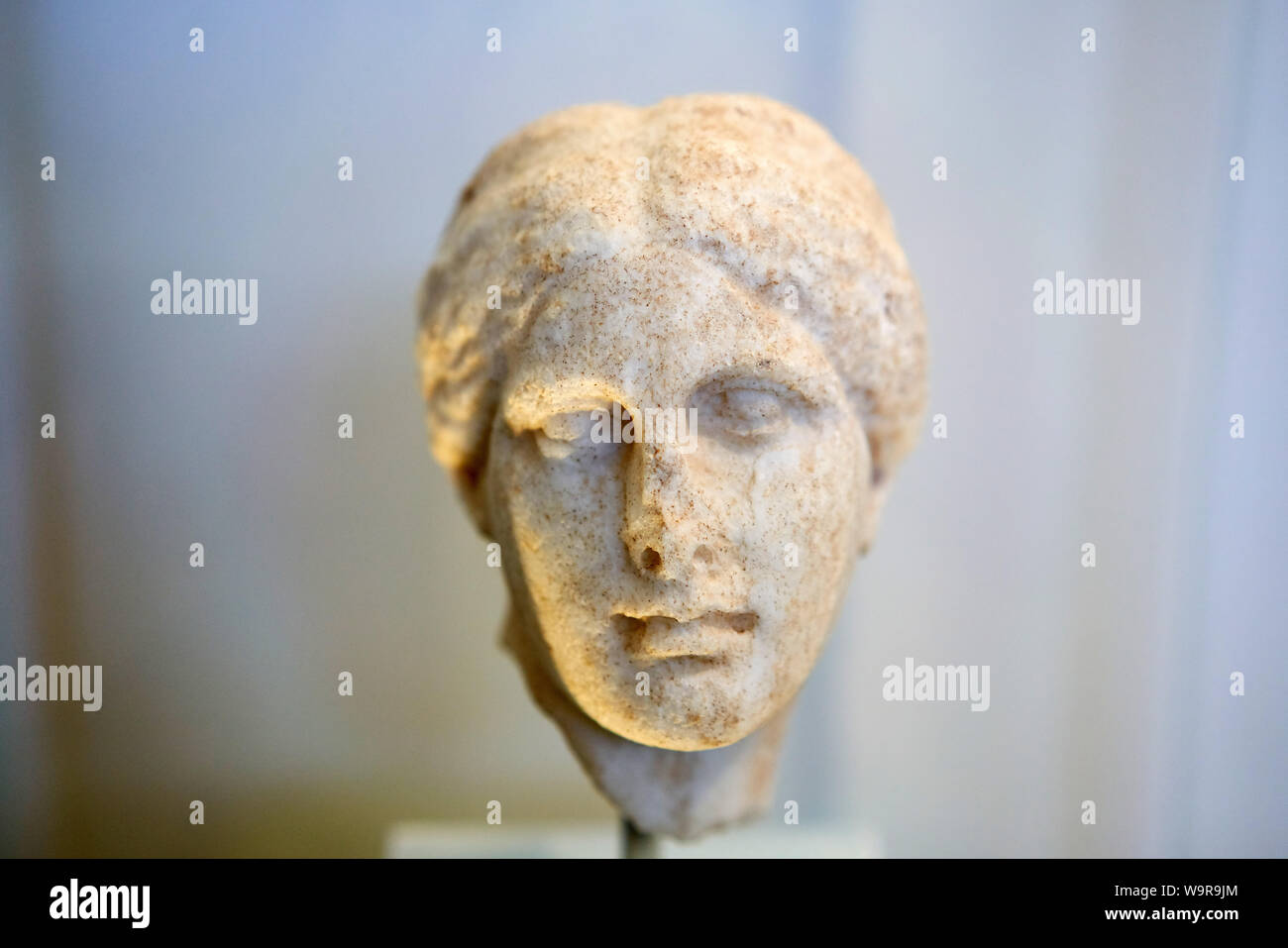 Testa di un marmo statua femminile dal IV secolo A.C. influenza da parte di Prassitele' style Foto Stock