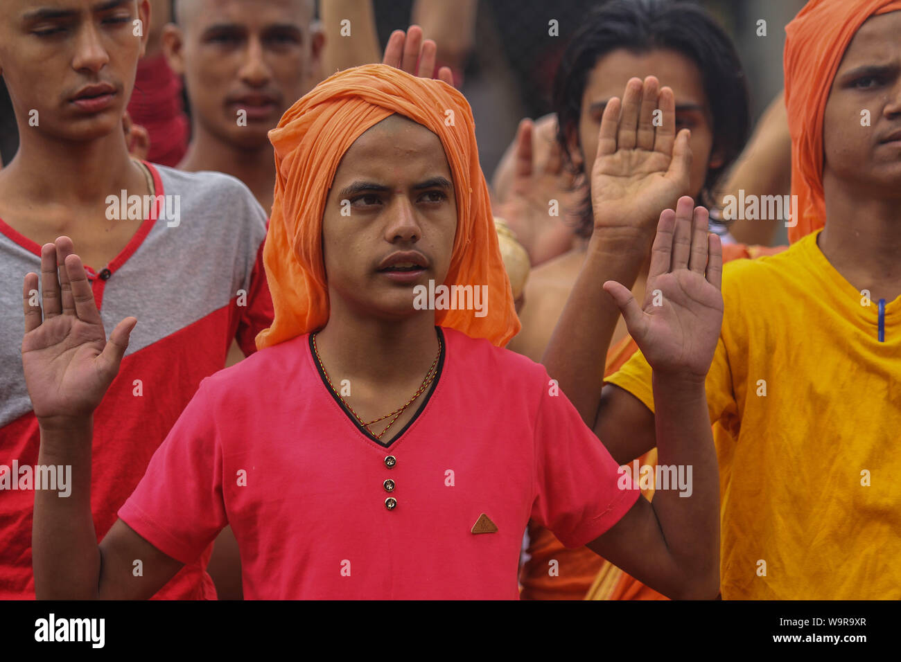 Kathmandu, Nepal. Il 15 agosto, 2019. I giovani sacerdoti indù eseguire rituali durante il festival. Il Janai Purnima Festival è anche noto come il filetto sacred festa durante la quale gli uomini indù, specialmente il Brahmans e Chettris, eseguire la loro annuale modifica di Janai, un giallo cotone stringa indossato sul torace o legato attorno al polso per la protezione e la purificazione. Credito: SOPA Immagini limitata/Alamy Live News Foto Stock