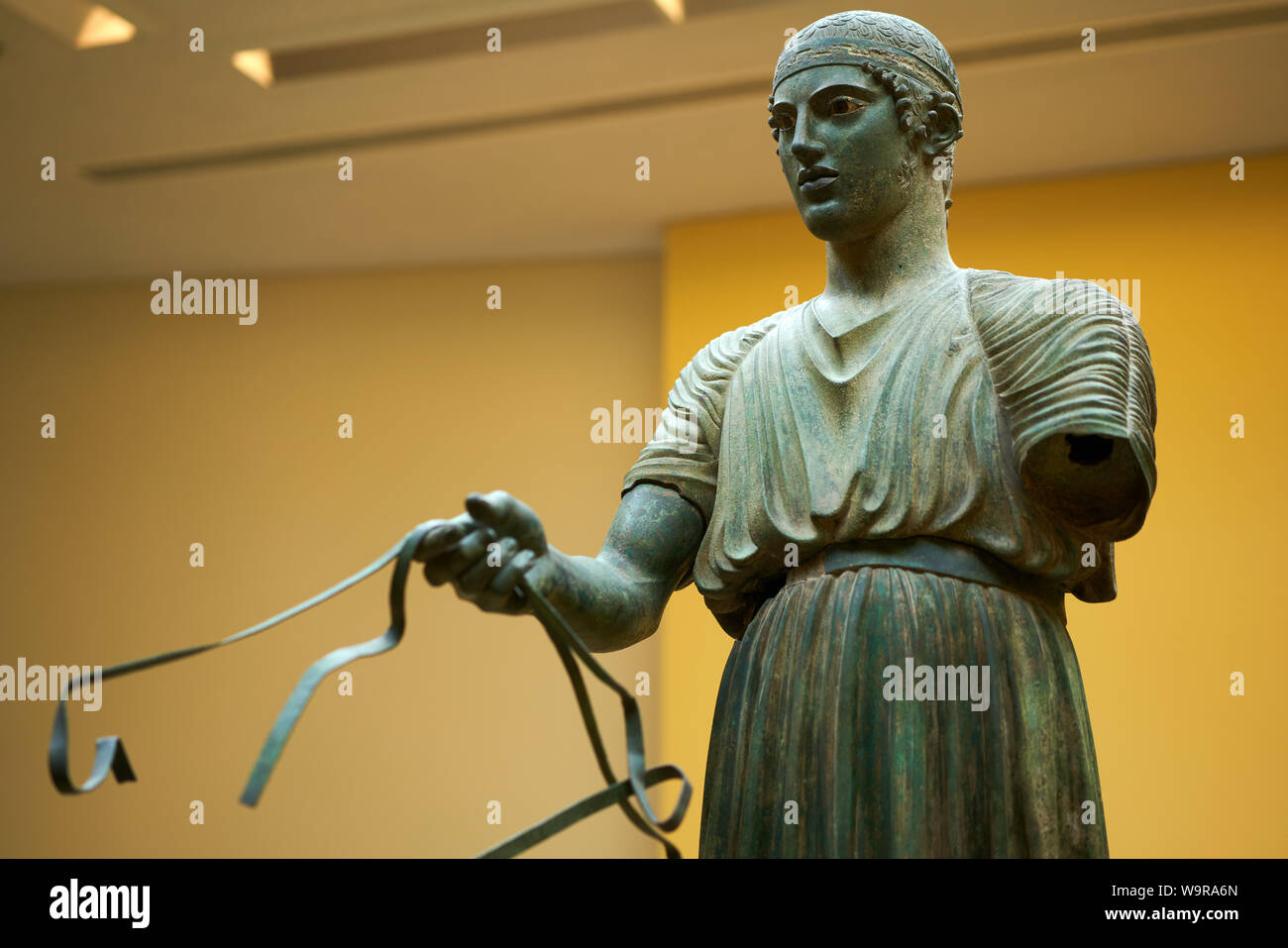 L'auriga di Delfi, uno dei più noti antiche statue greche, fusa in bronzo  in 478BC nel museo Delphi Foto stock - Alamy