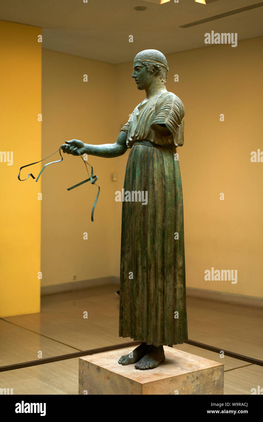 L'auriga di Delfi, uno dei più noti antiche statue greche, fusa in bronzo in 478BC nel museo Delphi Foto Stock