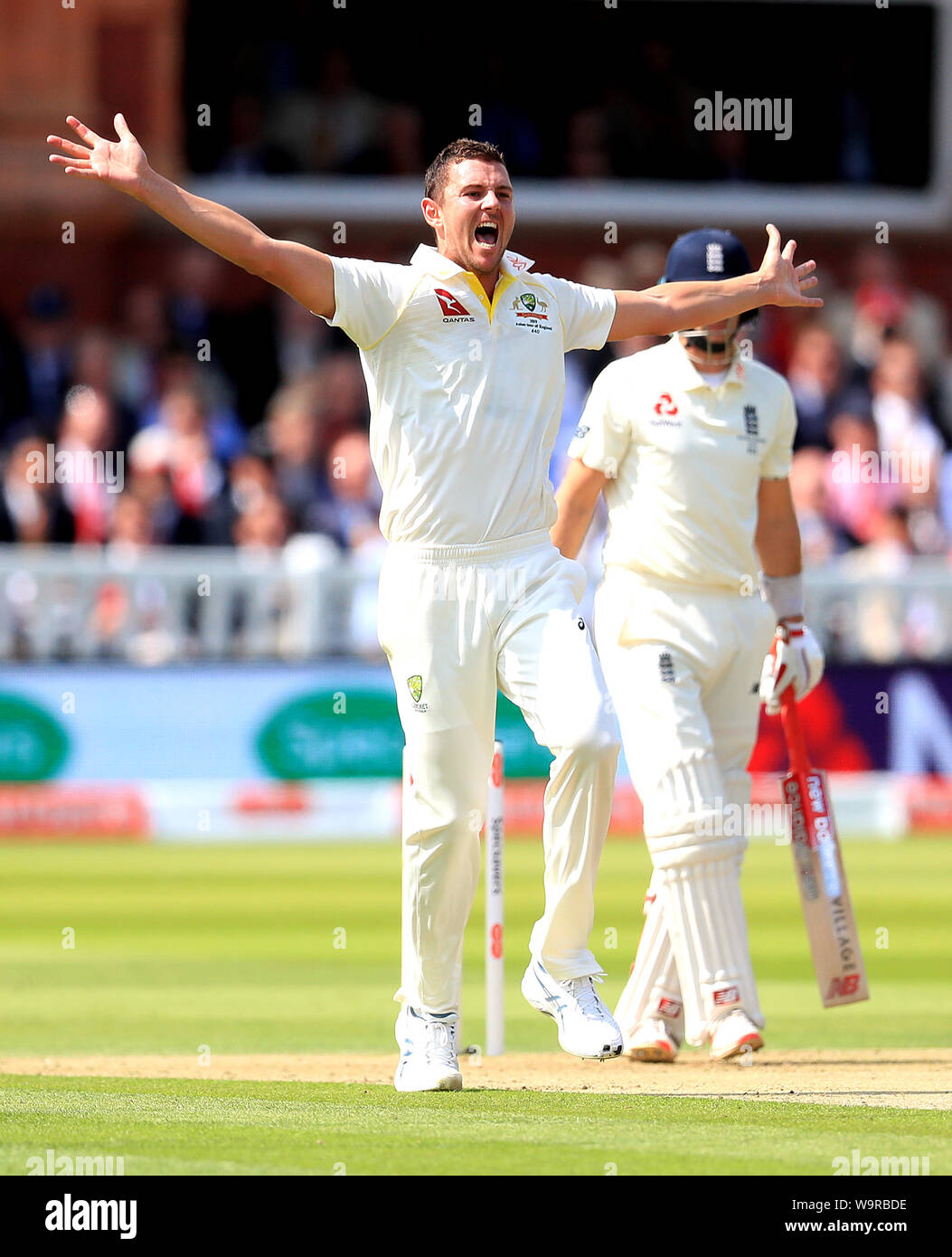 Australia Josh Hazlewood celebra tenendo il paletto di Inghilterra del Joe Root per LBW durante il giorno due di ceneri Test match al Signore, Londra. Foto Stock