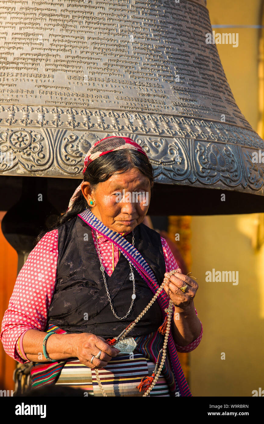 Kathamdu, Nepal-novembre 02,2017:ritratto di un vecchio tibetano Donne in abiti tradizionali con una catena di preghiere in mano Foto Stock