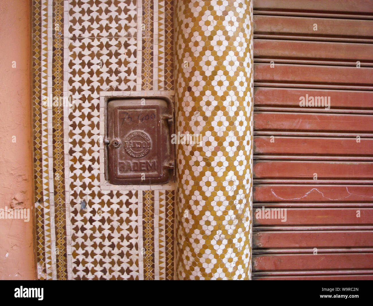 Marrakech Maroc Aprile 02,2010: misuratore di energia elettrica su una parete con variopinte piastrelle Arabo Foto Stock
