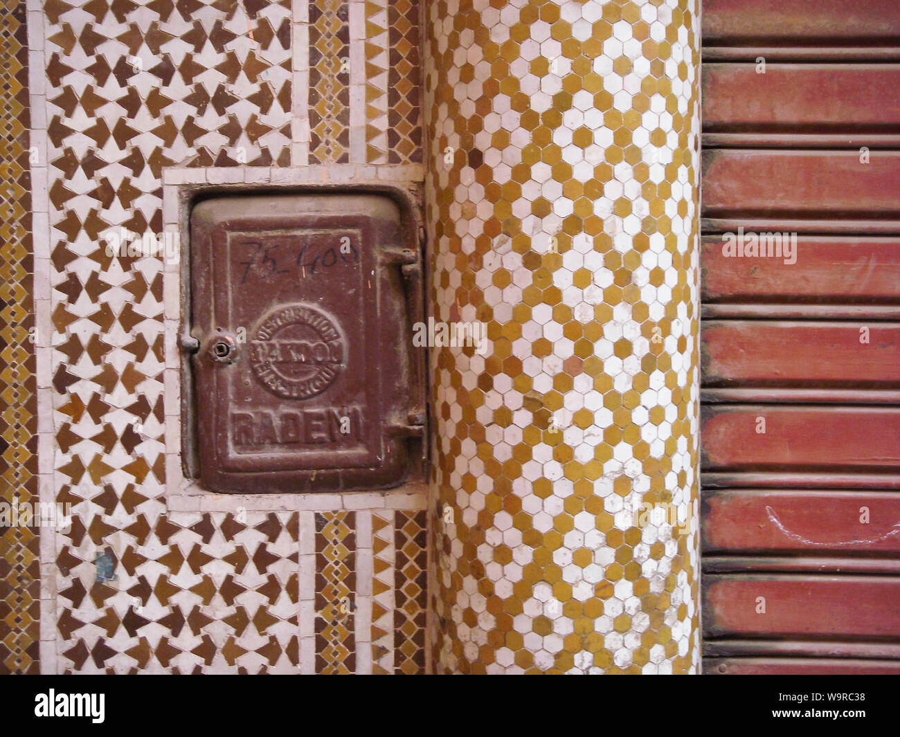 Marrakech Maroc_Aprile 02,2010: misuratore di energia elettrica su una parete con variopinte piastrelle Arabo Foto Stock